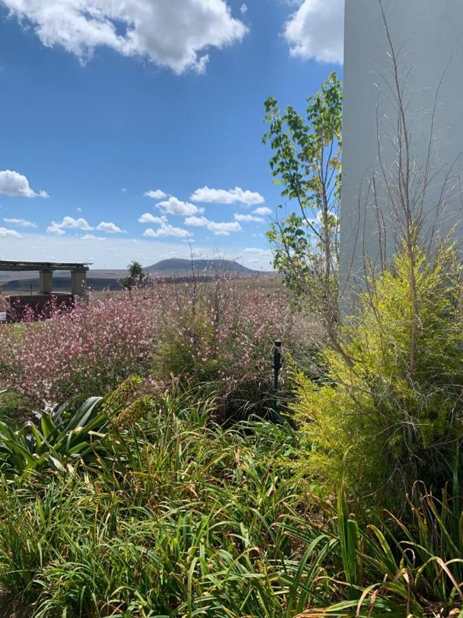 Thanda Tau Roadside Exterior photo